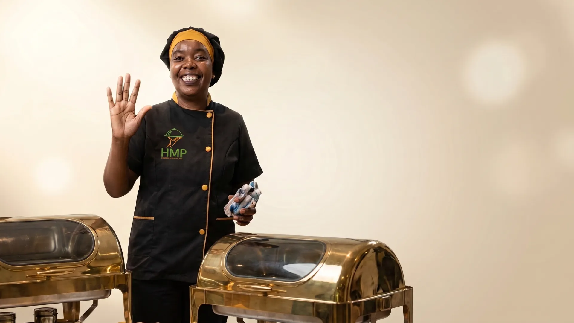 Chefe de cozinha da HMP, de uniforme, junto aos banhos-maria prontos a servir
