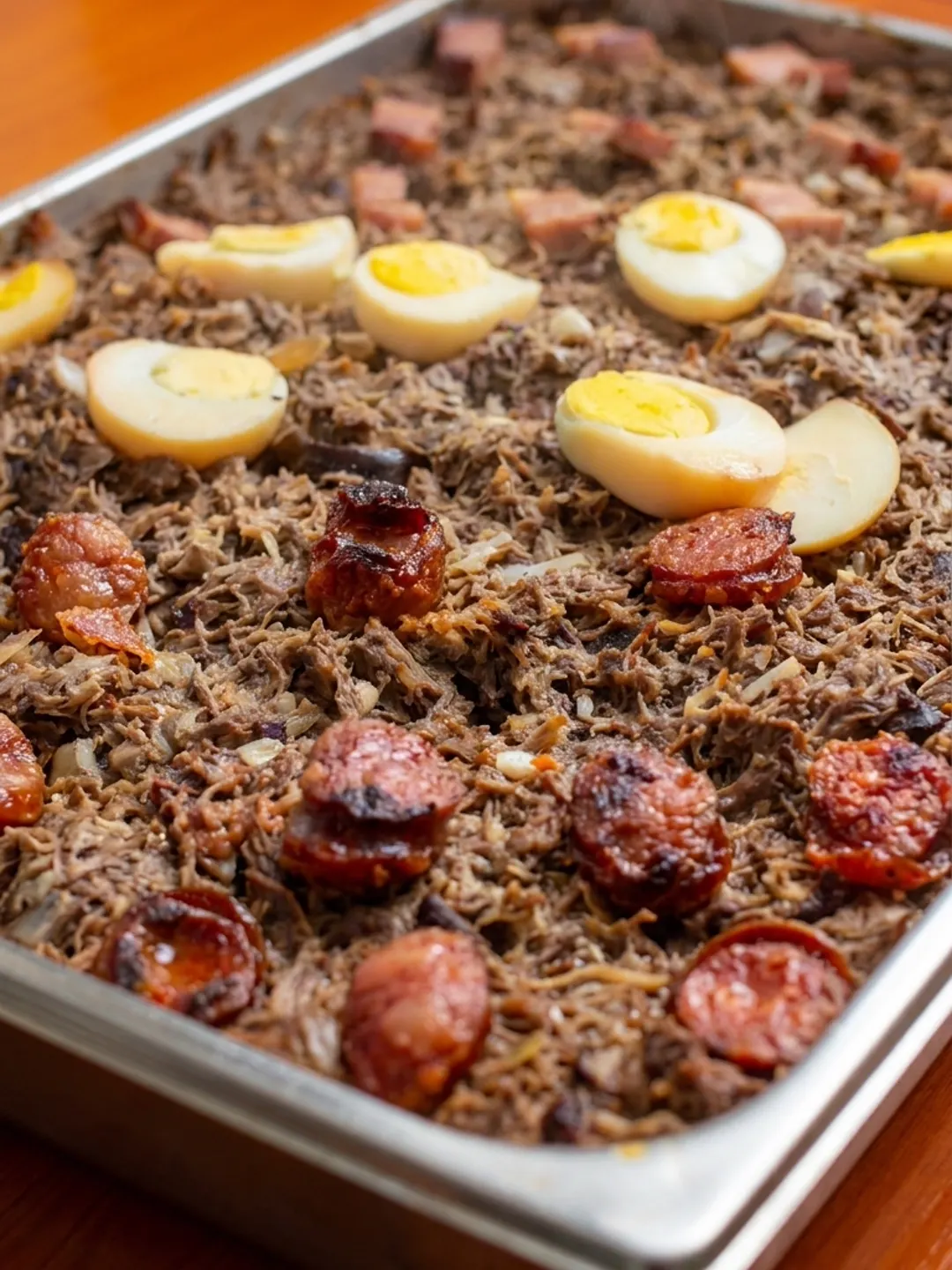 Travessa de arroz com enchidos preparada para entrega